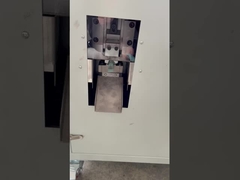 Vervorming van het polyester met behulp van een machine voor het snijden